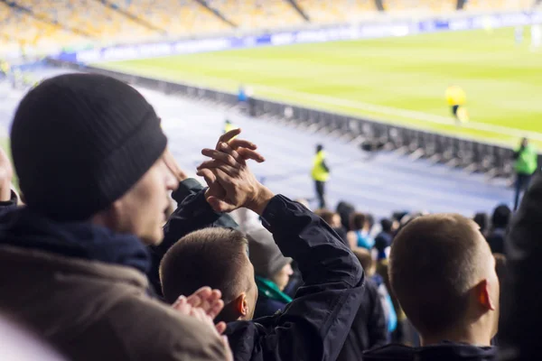 Rajongók, akik tapsol a kezüket a stadionban — Stock Fotó