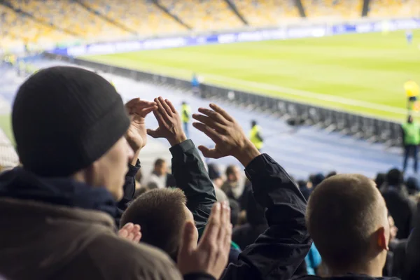 Fans die hun handen klappen in het stadion — Stockfoto