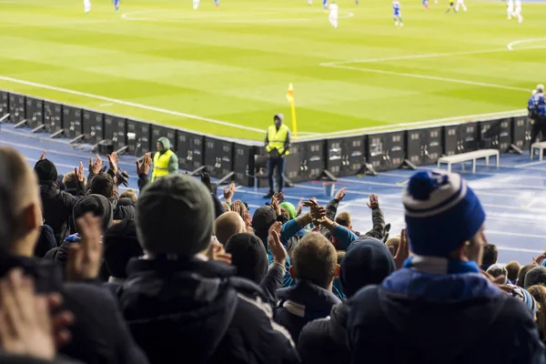 Fanów, którzy klaskać ręce na stadionie — Zdjęcie stockowe