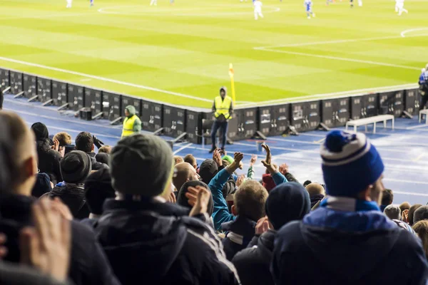 Fanów, którzy klaskać ręce na stadionie — Zdjęcie stockowe