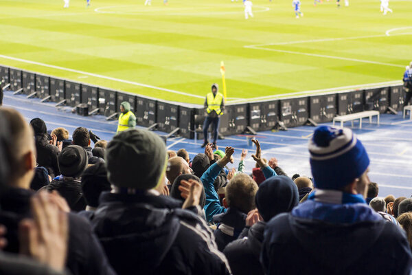 fans who clap their hands at the stadium