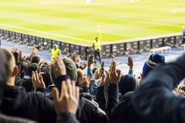 Fãs que batem palmas no estádio — Fotografia de Stock