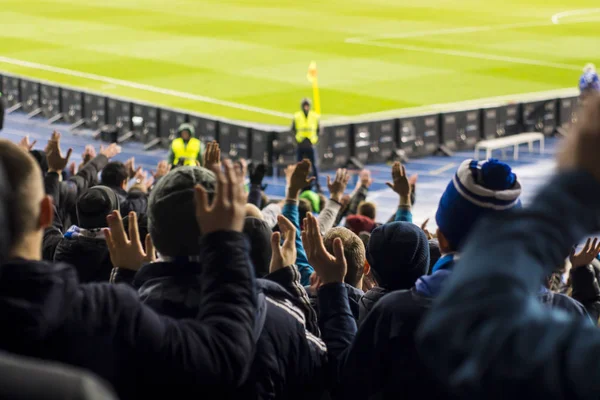 Rajongók, akik tapsol a kezüket a stadionban — Stock Fotó