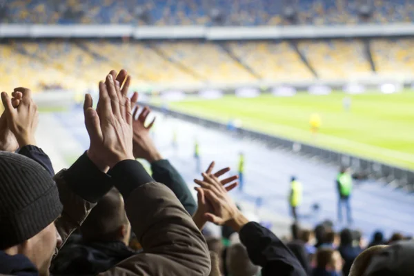 Fans die hun handen klappen in het stadion — Stockfoto