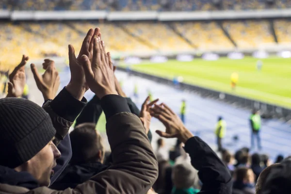 Fans die hun handen klappen in het stadion — Stockfoto