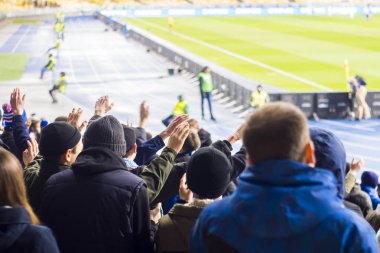 Siluetleri ve eller fanlar futbol stadyumu