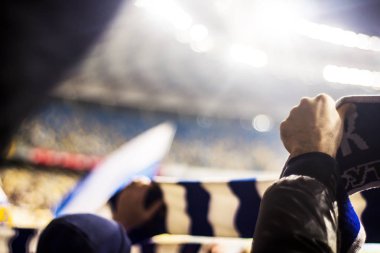 Siluetleri ve eller fanlar futbol stadyumu