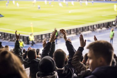 Siluetleri ve eller fanlar futbol stadyumu