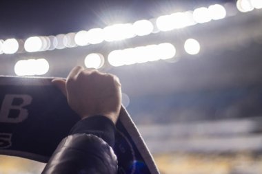 Siluetleri ve eller fanlar futbol stadyumu