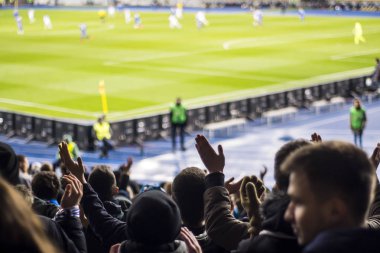 Siluetleri ve eller fanlar futbol stadyumu