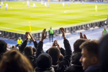 Siluetleri ve eller fanlar futbol stadyumu