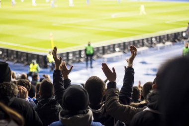 Siluetleri ve eller fanlar futbol stadyumu