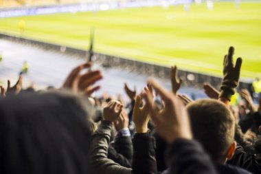 Siluetleri ve eller fanlar futbol stadyumu