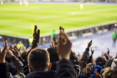 Siluetleri ve eller fanlar futbol stadyumu