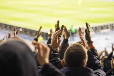 Siluetleri ve eller fanlar futbol stadyumu