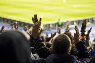 Siluetleri ve eller fanlar futbol stadyumu