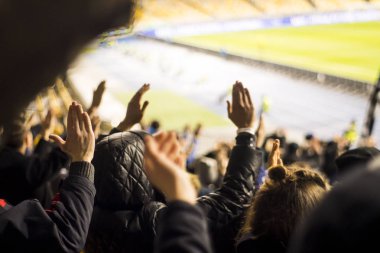 Siluetleri ve eller fanlar futbol stadyumu