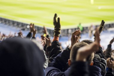 Siluetleri ve eller fanlar futbol stadyumu