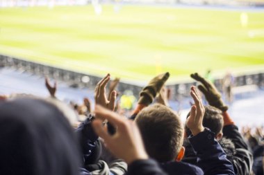 Siluetleri ve eller fanlar futbol stadyumu