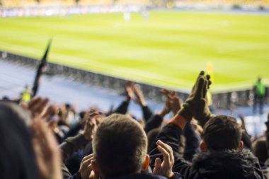 Siluetleri ve eller fanlar futbol stadyumu