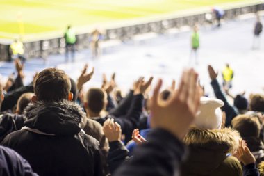 Siluetleri ve eller fanlar futbol stadyumu