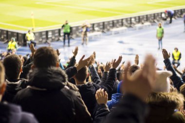 Siluetleri ve eller fanlar futbol stadyumu