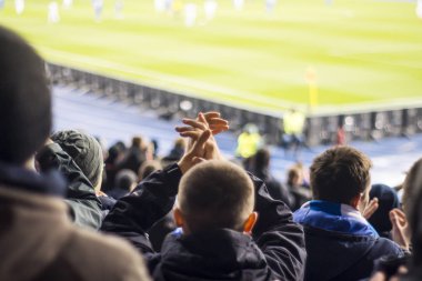 Siluetleri ve eller fanlar futbol stadyumu
