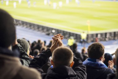 Siluetleri ve eller fanlar futbol stadyumu