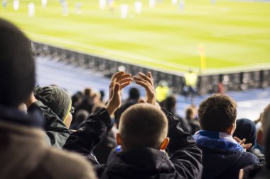 Siluetleri ve eller fanlar futbol stadyumu
