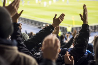 Siluetleri ve eller fanlar futbol stadyumu