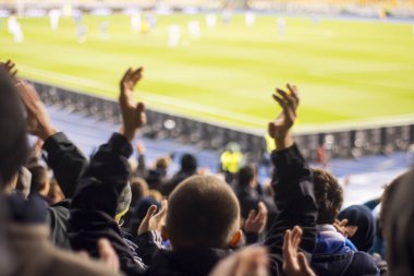 Siluetleri ve eller fanlar futbol stadyumu
