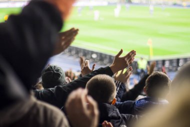 Siluetleri ve eller fanlar futbol stadyumu
