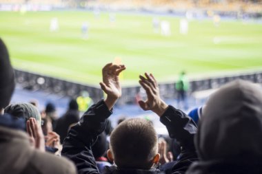 Siluetleri ve eller fanlar futbol stadyumu