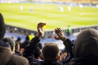 Siluetleri ve eller fanlar futbol stadyumu