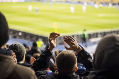Siluetleri ve eller fanlar futbol stadyumu