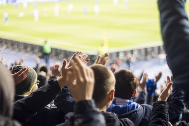 Siluetleri ve eller fanlar futbol stadyumu