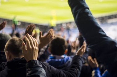 Siluetleri ve eller fanlar futbol stadyumu