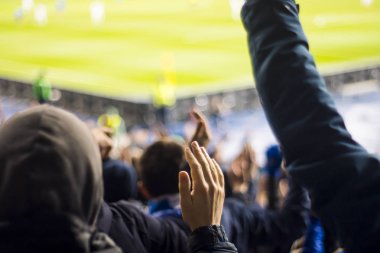 Siluetleri ve eller fanlar futbol stadyumu