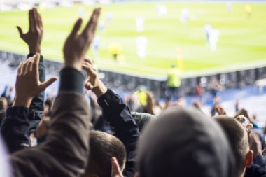 Siluetleri ve eller fanlar futbol stadyumu