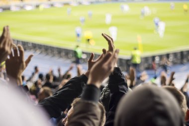 Siluetleri ve eller fanlar futbol stadyumu