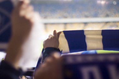 Siluetleri ve eller fanlar futbol stadyumu