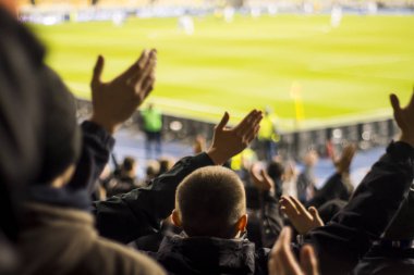 Siluetleri ve eller fanlar futbol stadyumu