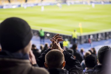Siluetleri ve eller fanlar futbol stadyumu
