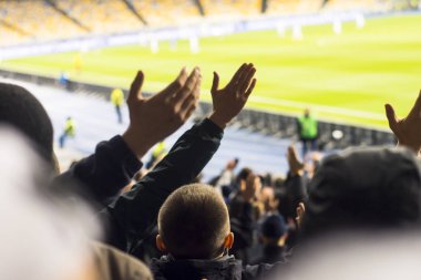 Siluetleri ve eller fanlar futbol stadyumu