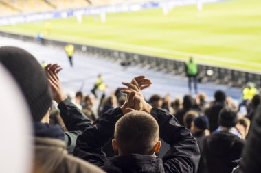 Siluetleri ve eller fanlar futbol stadyumu