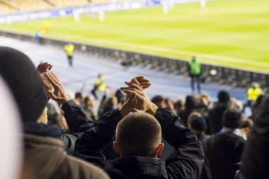 Siluetleri ve eller fanlar futbol stadyumu