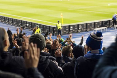 Siluetleri ve eller fanlar futbol stadyumu