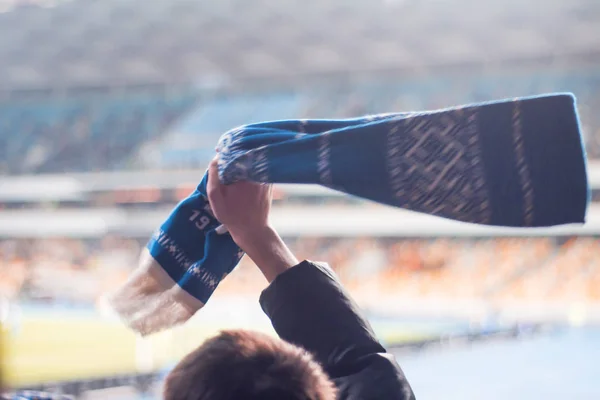 Silhuetter och händer fans på en fotbollsarena — Stockfoto