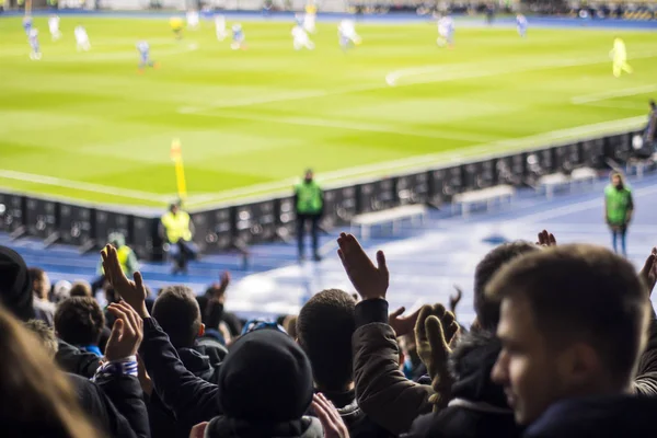 Sylwetki i ręce kibiców na stadion piłkarski — Zdjęcie stockowe