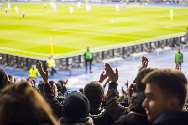 Silhuetas e mãos de torcedores em um estádio de futebol — Fotografia de Stock